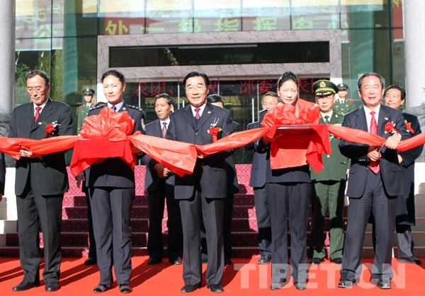 为昌都地区公安厅竣工剪彩。