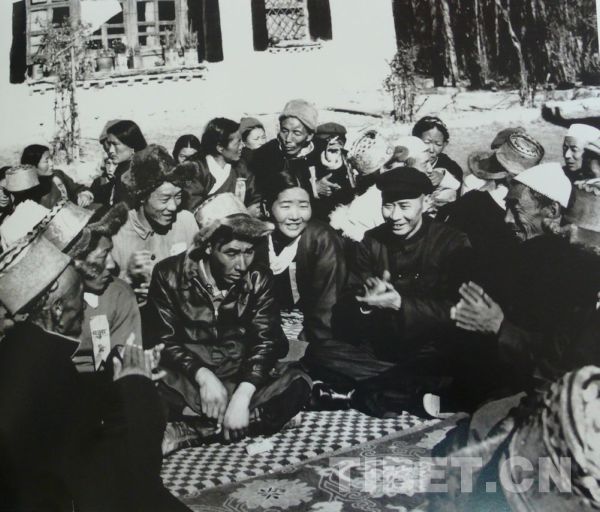 1959年12月31日，拉萨市东城区人民政府成立，张经武（中）参加小组讨论，勉励西藏人民当好家、做好主