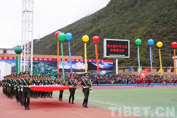 国旗护卫队引领各方队进行入场式表演