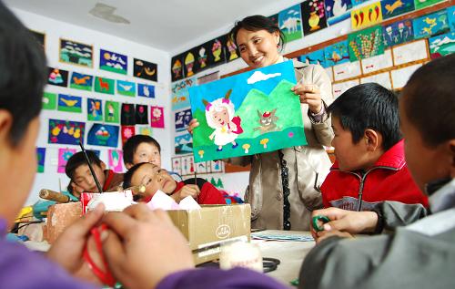     青海省黄南藏族自治州同仁县年都乎小学艺术教师卓嘎吉在给学生讲授堆绣制作技艺（3月17日摄）。 新华社记者 张宏祥 摄