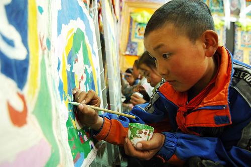     青海省黄南藏族自治州同仁县吾屯小学六年级学生仁青尖措（前）在唐卡课上绘制自己的唐卡作品（3月17日摄）。 新华社记者 张宏祥 摄