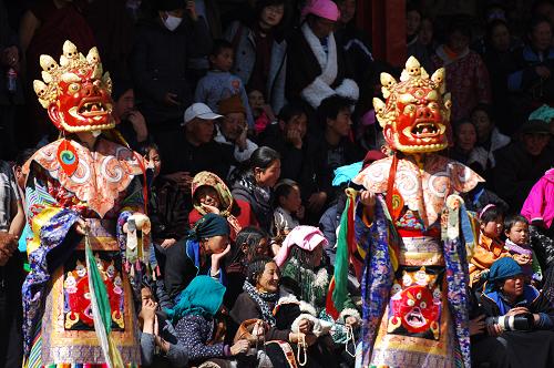 2月27日，藏族群众和游客在塔尔寺观看跳神活动。 新华社记者 张宏祥 摄