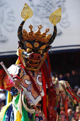 2月27日，塔尔寺一名僧人头戴面具跳神。 新华社记者 张宏祥 摄