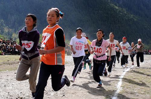     10月14日，西藏波密县举行了一场趣味横生的体育比赛，形式多样的传统体育项目吸引了众多农牧民积极参与。这是选手们在女子长跑比赛中。 新华社记者 觉果 摄