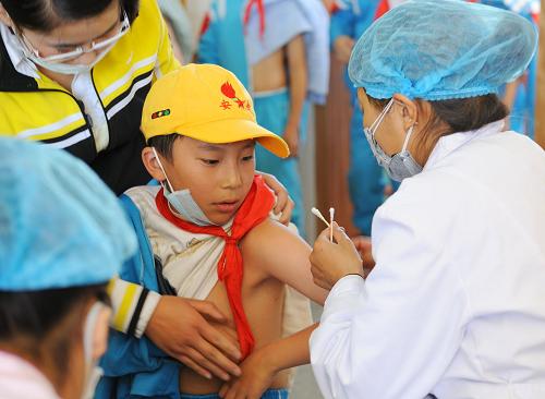 10月14日，一名拉萨市第一小学的学生在接种甲型H1N1流感疫苗。当日，西藏自治区卫生防疫部门开始为中小学学生和幼儿园小朋友接种甲型H1N1流感疫苗。 新华社记者 格桑达瓦 摄