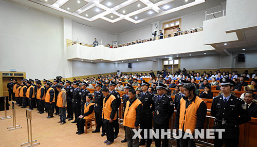 资料图片：2008年4月29日，西藏自治区拉萨市中级人民法院举行宣判大会，对拉萨“3·14”打砸抢烧严重暴力事件中的部分犯罪案件，依法进行公开宣判。 新华社记者 觉果 摄