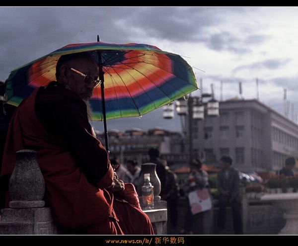 大昭寺门口的广场上。 新华网 郭小天 摄