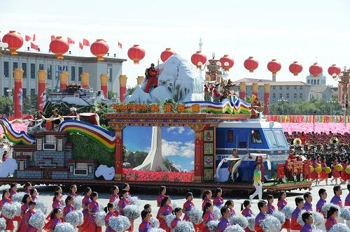 10月1日，首都各界庆祝中华人民共和国成立60周年大会在北京天安门广场隆重举行。这是“锦绣中华”方阵中“和谐西藏”彩车通过天安门广场。 新华社记者 杨磊 摄