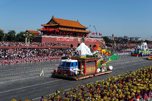 10月1日，首都各界庆祝中华人民共和国成立60周年大会在北京举行。这是西藏彩车。 新华社记者陈树根摄