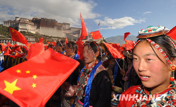 9月5日，西藏拉萨市墨竹工卡县门巴乡的牧民在拉萨布达拉宫广场唱爱国歌曲。当日，由中宣部、中央文明办、中共拉萨市委等单位组织的“爱国歌曲大家唱”西藏拉萨篇在布达拉宫广场举行。拉萨市各族各界代表用嘹亮的歌声喜迎新中国成立60周年。 新华社记者 格桑达瓦 摄