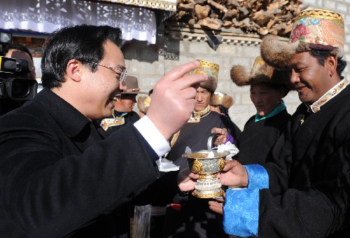 2月26日，藏族农民向北京石景山区的援藏干部、西藏堆龙德庆县委书记孙德锐（左一）敬青稞酒。 当天是藏历土牛新年初二，在西藏堆龙德庆县工作的北京石景山区援藏干部来到该县羊达乡藏族农民家拜年，和他们一起欢度藏历新年。 新华社记者 索朗罗布 摄