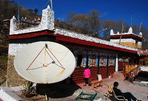 旅游接待户宝生家的外景。卫星电视天线、太阳能热水器等设施的广泛应用进一步提高了甲居藏寨的旅游接待水平（1月8日摄）。 甲居藏寨位于四川省甘孜藏族自治州丹巴县以北，是一座有160多户人家的藏族村庄。自2001年开展以体验藏族文化和田园生活为内容的乡村旅游以来，昔日仅靠少量耕地种粮艰难度日的甲居村民走上脱贫致富的道路。2007年全村仅门票收入就达120万元，目前全村有三分之一的农户具备旅游接待能力。 新华社记者 袁晔 摄