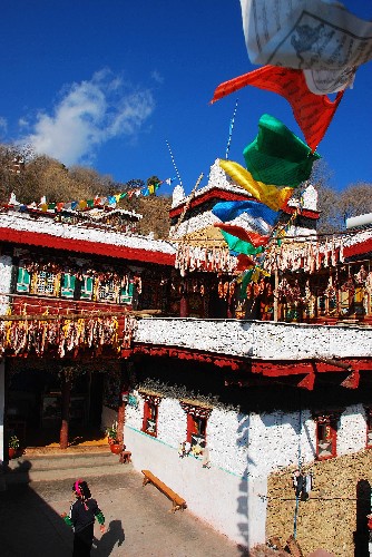 旅游接待户宝生家的外景。飘扬的五彩经幡、鲜艳的房屋外饰和成排的风干腊肉体现了浓郁的藏家风情（1月8日摄）。 甲居藏寨位于四川省甘孜藏族自治州丹巴县以北，是一座有160多户人家的藏族村庄。自2001年开展以体验藏族文化和田园生活为内容的乡村旅游以来，昔日仅靠少量耕地种粮艰难度日的甲居村民走上脱贫致富的道路。2007年全村仅门票收入就达120万元，目前全村有三分之一的农户具备旅游接待能力。 新华社记者 袁晔 摄