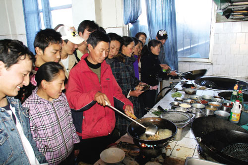 拉萨市城关区的待业青年在接受厨师培训