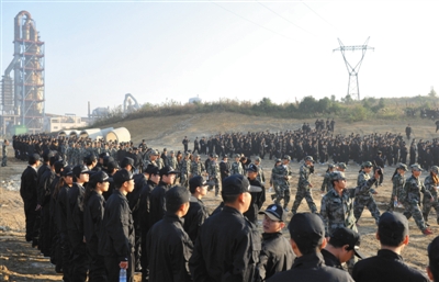 10月12日，贵阳，观山湖区控拆违指挥部组织2500余人到金华镇上铺村空山坝，对54栋违法建筑进行拆除。经查实，837名学生人参与。