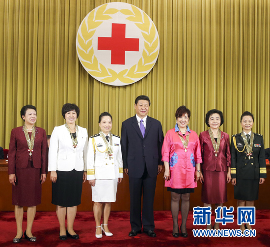 8月24日，中共中央总书记、国家主席、中央军委主席习近平在北京人民大会堂出席第44届南丁格尔奖章颁奖大会并为6名中国获奖者颁发奖章。新华社记者姚大伟摄