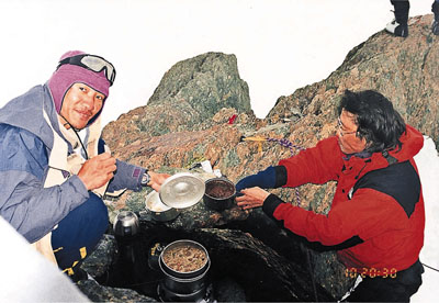 香港登山者遗骸10年后在天山寻获(图)