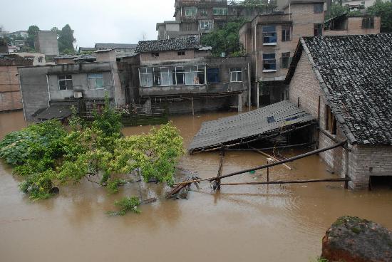 湖北30县市降暴雨襄樊最大雨量达271毫米(图)