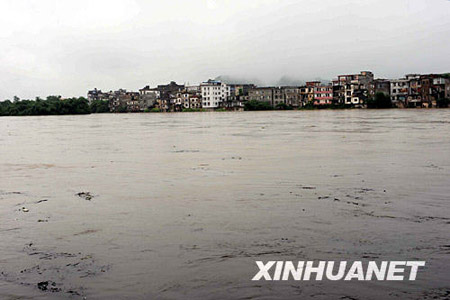 广西桂林普降暴雨漓江超过警戒水位(组图)