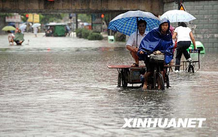 广西桂林普降暴雨漓江超过警戒水位(组图)