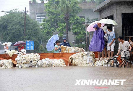 广西桂林普降暴雨漓江超过警戒水位(组图)