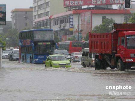 广西桂林普降暴雨漓江超过警戒水位(组图)