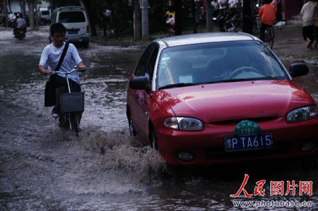 组图：河南周口遭狂风暴雨冰雹袭击