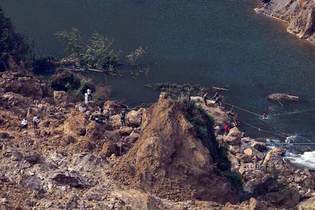 组图：青川县石板沟堰塞湖大坝实施泄洪口爆破