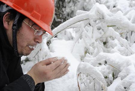 图文：电力抢险队员吃雪解渴