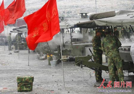 士兵用野战炊事车为滞留旅客做饭(组图)