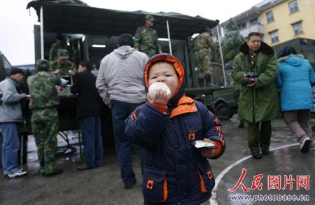 士兵用野战炊事车为滞留旅客做饭(组图)