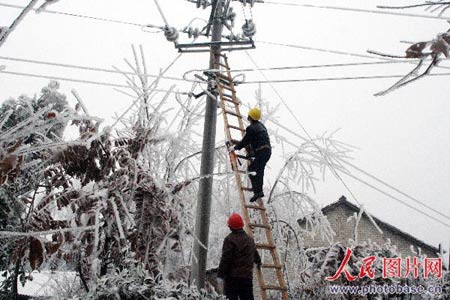 贵州黔东南州受特大冰灾袭击7县断电(图)