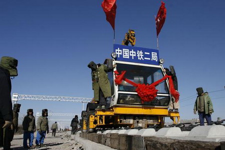 京津城际铁路全线铺通两地通达只需30分钟