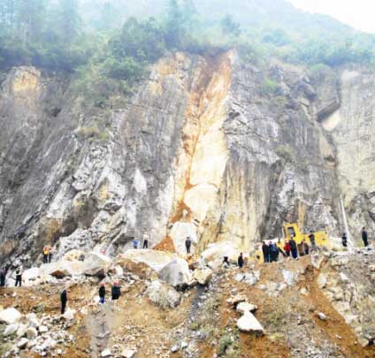 湖北至重庆公路主干线发生岩崩(图)