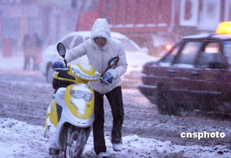 东北三省普遍降雪道路交通和航班受影响(组图)