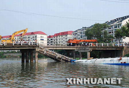 组图：江苏昆山货船撞塌桥梁2人失踪