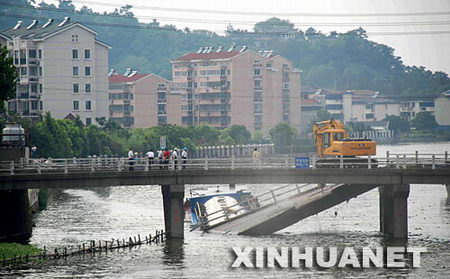 组图：江苏昆山货船撞塌桥梁2人失踪