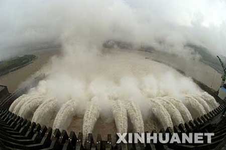 组图：长江上游连续降雨三峡工程开闸泄洪