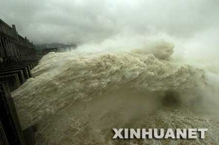 组图：长江上游连续降雨三峡工程开闸泄洪