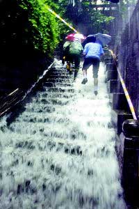 重庆遭115年来最强雷暴雨袭击(组图)