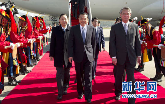 10月26日，应韩国政府邀请，中国国务院副总理李克强抵达首尔城南机场，开始对大韩民国进行正式访问。韩国外交通商部第一次官朴锡焕到机场迎接。新华社记者黄敬文摄