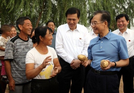 这是8月26日，温家宝在万全县宣平堡乡霍家房村向挖土豆的农民询问土豆产量、价格和销路。新华社记者姚大伟摄