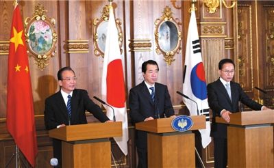 昨天，中国国务院总理温家宝、日本首相菅直人和韩国总统李明博在会后共同会见记者。新华社发