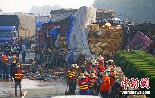 京港澳高速公路数十车相撞致8死23伤(图)