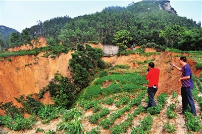 广西来宾因暴雨地陷形成四个巨坑