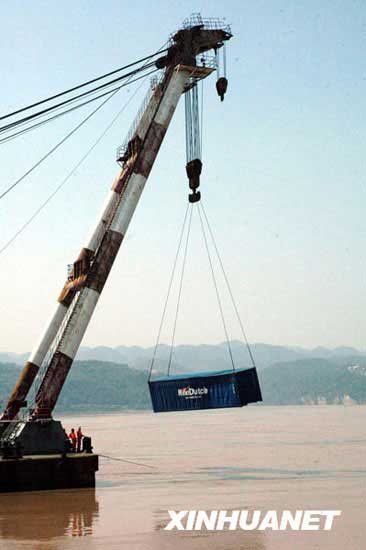 三峡水域落水集装箱已捞出五个(组图)