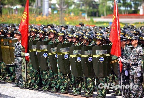 乌鲁木齐千余民兵举行阅兵式(组图)