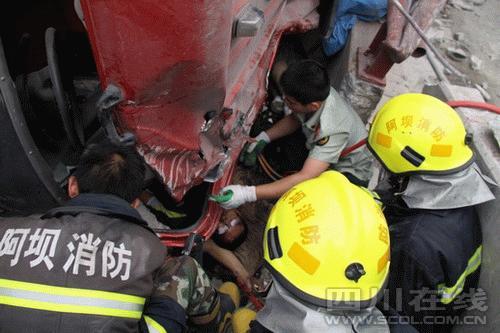 汶川彻底关大桥被巨石砸断致桥面捣毁(组图)