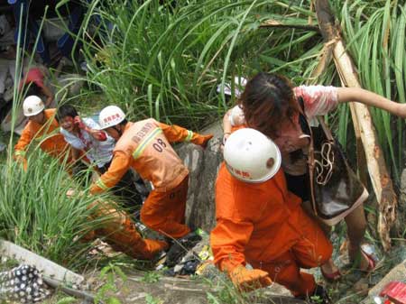 福建客车翻下高速致9死27伤(组图)