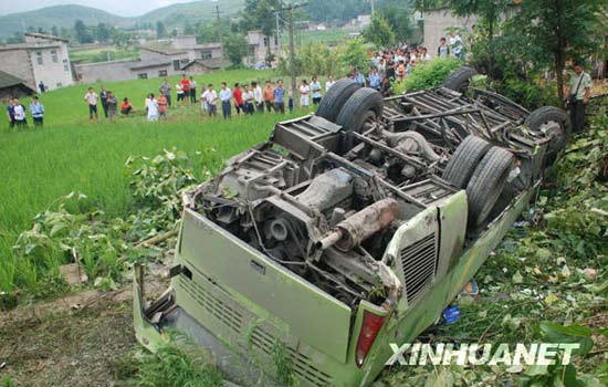 贵州客车翻覆4人死亡33人受伤(组图)